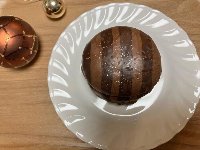 【ローソン】クリスマスの時期にぴったり！キラキラのシルバーシュガーが可愛い高級チョコのパン