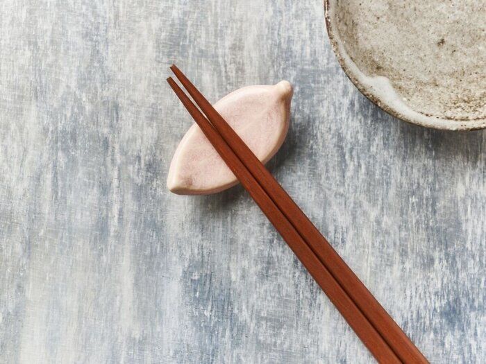 【お箸のマナー】箸置きの使いこなしで素敵な食べ方に見える3つの方法