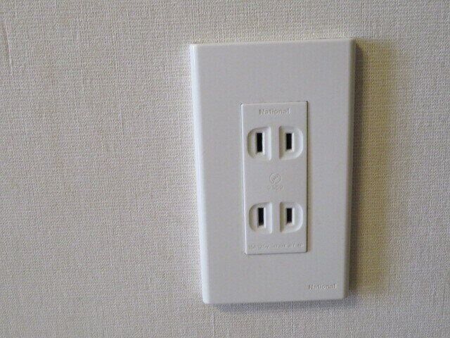 すみません忘れていました！コンセントの隙間に驚きの汚れ