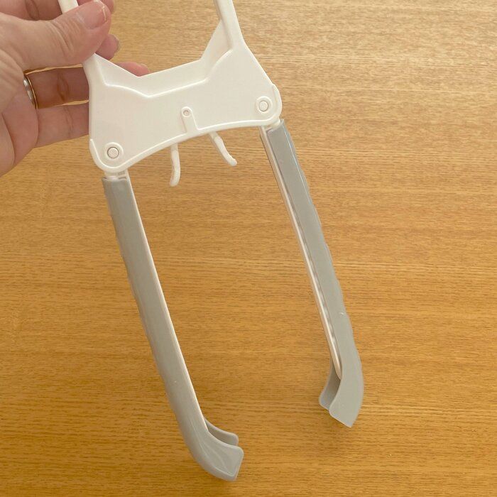 【ダイソー】首元を引っ張らずに通せるハンガーが斬新すぎるっ！