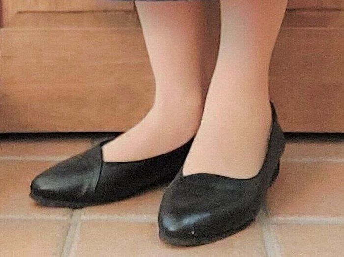 セレモニーだけじゃもったいない。黒パンプスを普段使いする足元コーデ4選！
