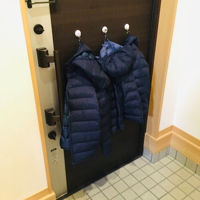 【子3人のアウター収納は超簡単！】取付け1秒で工具も穴あけもナシ！床に転がるアウターがなくなった