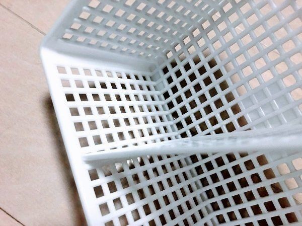 突起をはめる