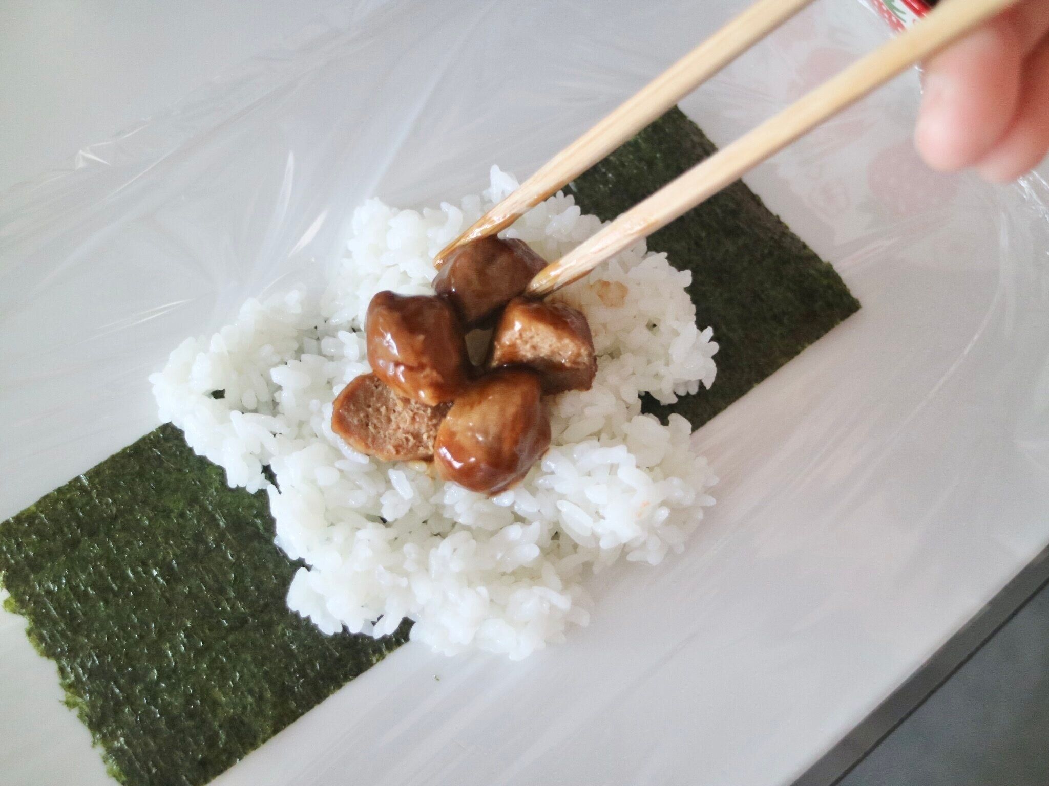 娘が必ずリクエストするミートボールおにぎりを今回も作りました