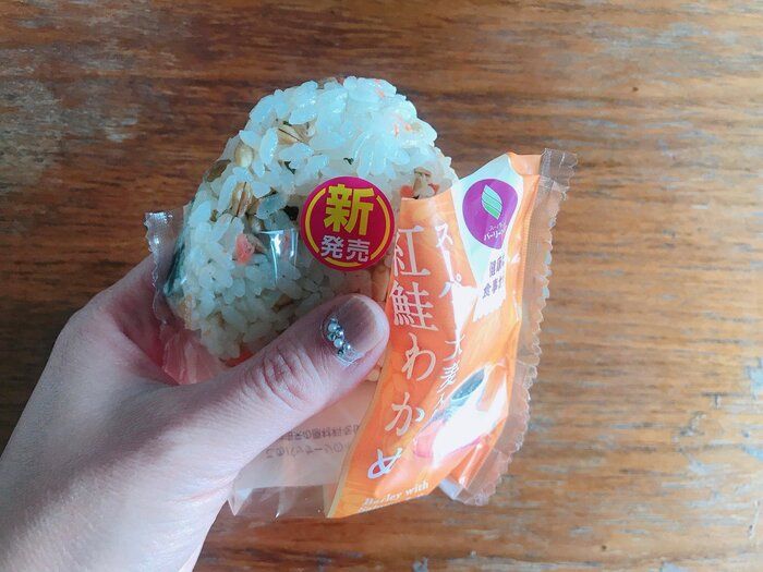 【ファミリーマート】食物繊維がたっぷり！スーパー大麦入りおにぎり