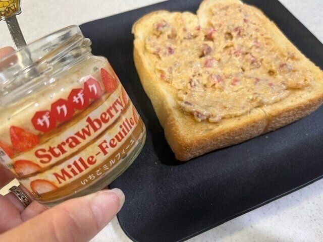 【カルディ】まるでケーキ！食パンに塗るだけで美味しいケーキが食べられる！ザクザクいちごミルフィーユ