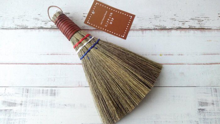 【Seria】シンプルにかわいい！セリアの『ミニナチュラルほうき』