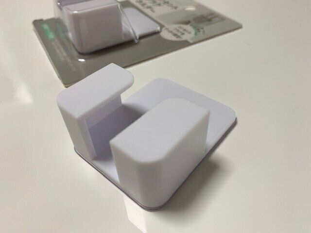 コンセント問題を気持ち良く解決！セリア　コンセントプラグホルダー