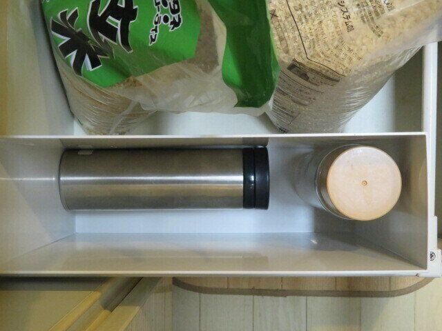 立てて収納した水筒が倒れる問題を解決！身近なもので何とかします