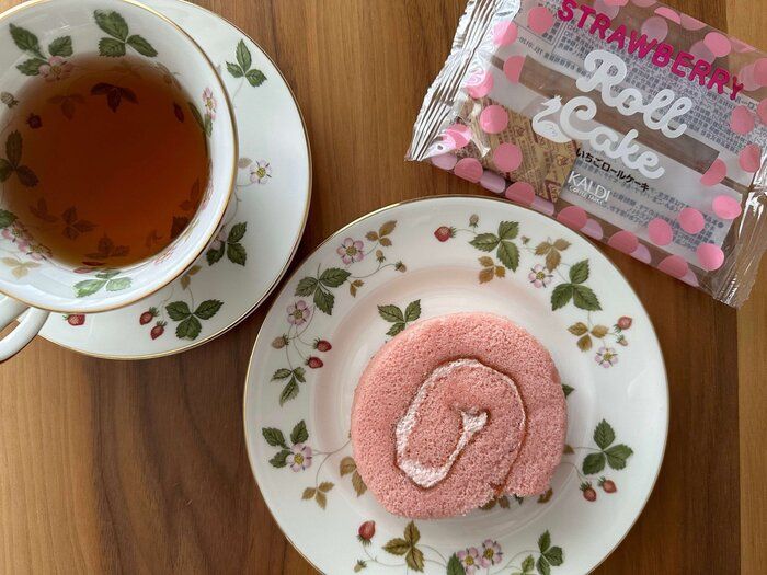 【KALDI新商品】どこか懐かしい味わいにほっこり♪「いちごロールケーキ」