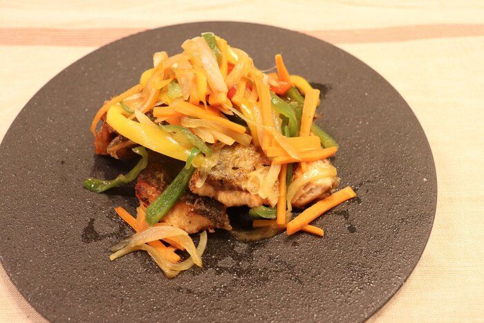 【簡単クッキング】揚げない！お野菜たっぷりのカリッと鮭の南蛮漬け