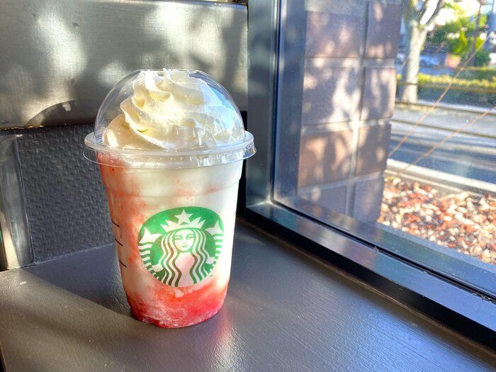 【スタバ新作】苺とミルクのマーブルが華やか！スタバ新作フラペチーノで痛恨のミス？！