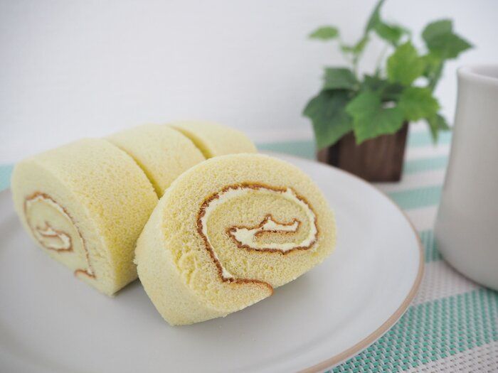 【ミニストップ】1切れたったの36円！4つに切れてる抹茶のロールケーキ（宇治抹茶入りクリーム）はちょっとしたおやつにぴったり！