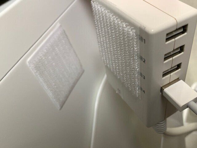 【ダイソー】面ファスナーと両面テープのコラボで電源タップを浮かせる収納！