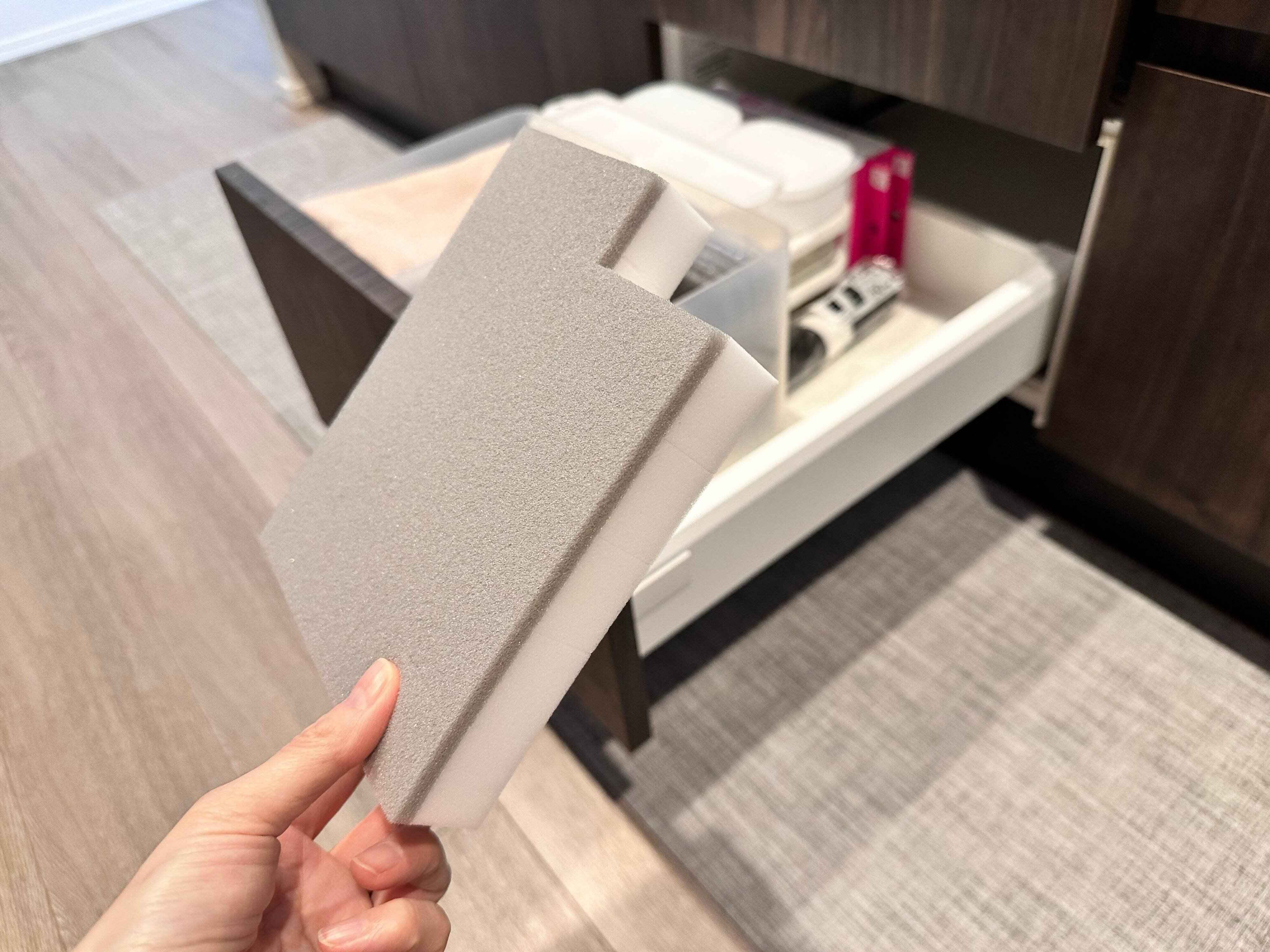 【ダイソー】収納場所に困らない！ちょっとした隙間に収納できるメラミンスポンジ