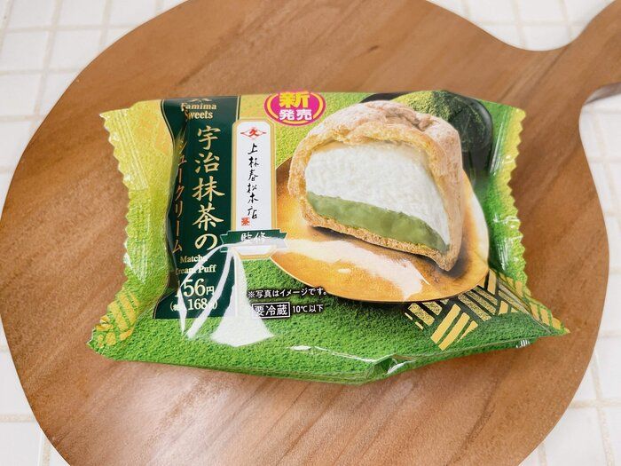 【ファミマ】抹茶好きさん必見！ほろ苦い抹茶クリームがたまらないシュークリーム