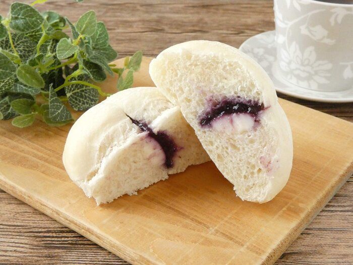 【ファミマ】この組み合わせは間違いなし！「ふんわりもっちりとした白パン（ブルーベリー&クリームチーズ）」はペロッと食べられるスイーツパン