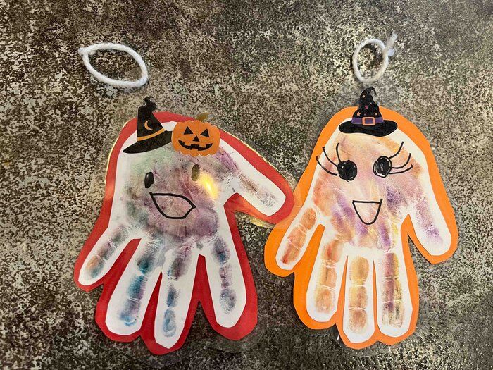 ハロウィンの飾りに！キットパスとダイソーの材料で作る子どもの手形アート