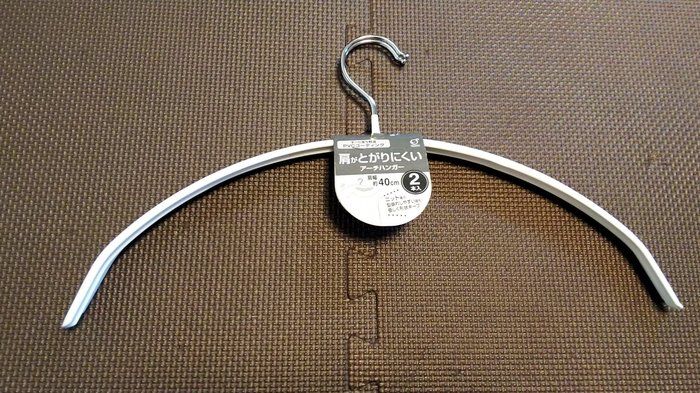 この気遣いが嬉しい！キャンドゥ「肩がとがりにくいアーチハンガー」で悩み解決！