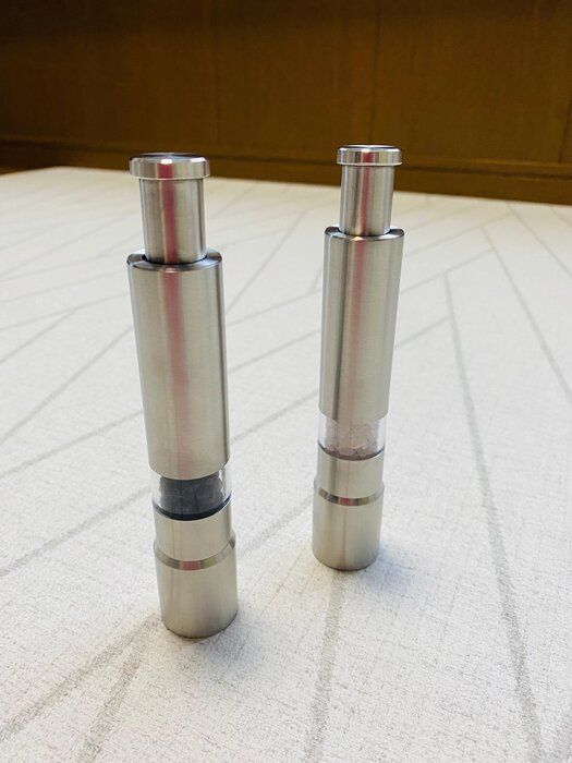 【ダイソー】これが500円！？あるだけでキッチンがレベルアップする片手で押すだけのペッパーミル