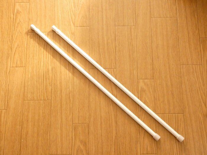 つっぱり棒で浮かせて収納！トイレの床掃除がラクになる