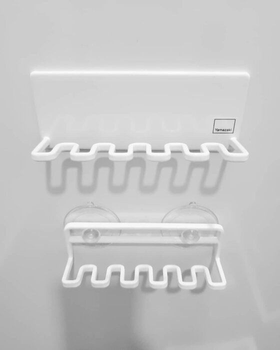 〈tower〉シンプルで美しいフォルム！マグネット式歯ブラシラック