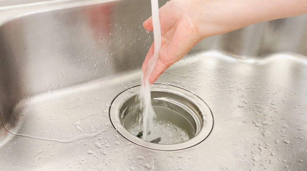 キッチン排水管を詰まらせない！週1・月1の簡単お手入れ術