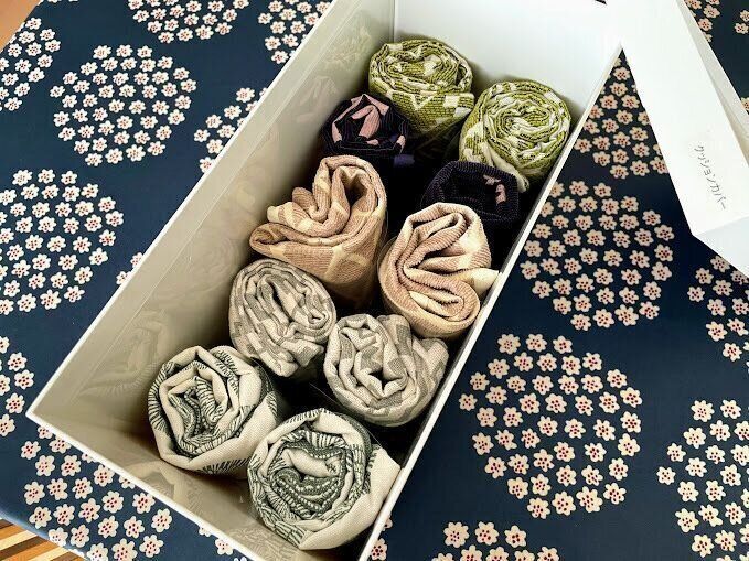 【セリア】増えてしまいがちなクッションカバーは〇〇を使って丸めて収納！