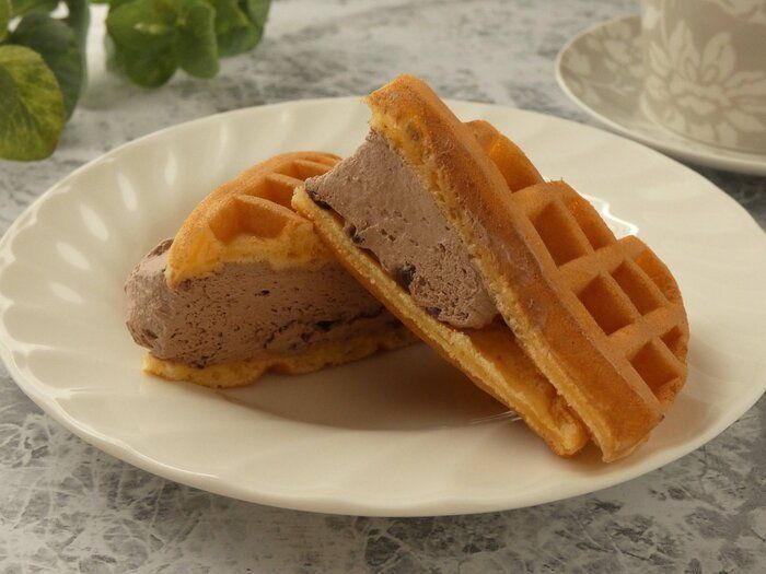 【ファミマ】クリームが溢れる！「ワッフルケーキ（チョコチップ＆チョコクリーム）」は幸せすぎるご褒美スイーツ
