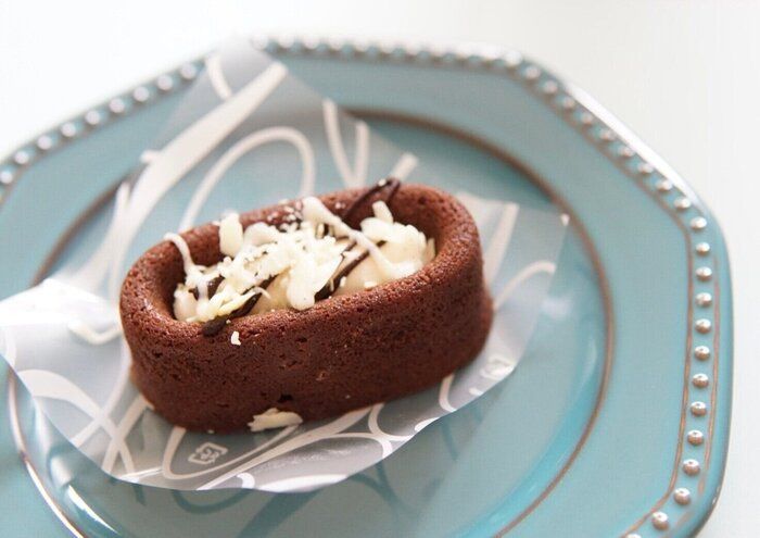 【ローソン】トッピングの華やかさと香るバニラが気になる、大人気商品の新フレーバー「生ガトーショコラ　バニラ」