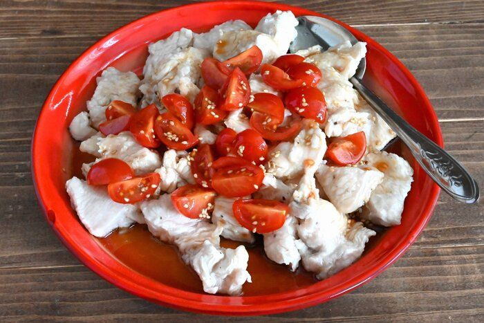 むね肉がプルプル♪家計にやさしい＆タンパク質たっぷり！鶏むね肉のミニトマト中華ドレッシングがけ