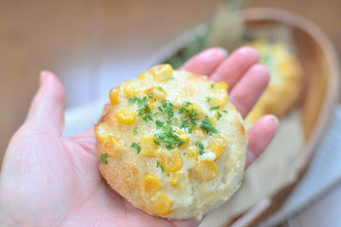 材料4つ！焼くまで5分【さっくりマヨコーンパン】ホットケーキミックスで簡単すぎる手作りパンレシピ