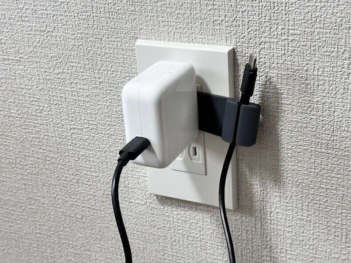 【セリア】充電ケーブルはプラグクリップで浮かせてスッキリ！