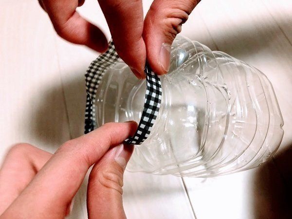 ペットボトルにマスキングテープを貼る