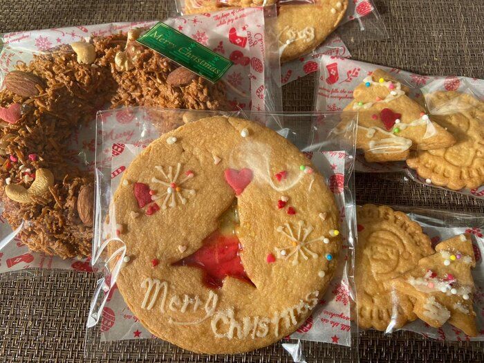 【クリスマスにおすすめ！！】市販のキャンディーを使ったステンドグラス風のクッキーの作り方。