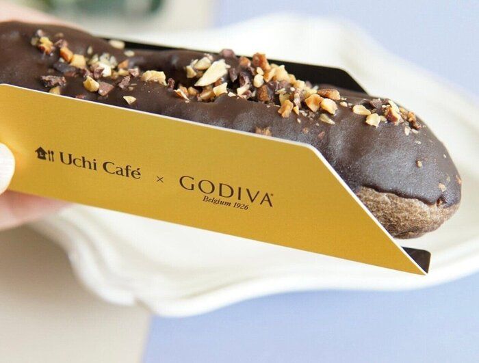【ローソン】パフもクリームもチョコ！リッチな気分になれるGODIVAコラボ「エクレールショコラ」