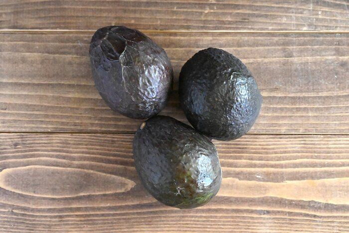 思ってたより早くやわらかくなっちゃった？まだ硬すぎ？アボカドを自分のタイミングで食べる方法＆簡単アレンジレシピ2選