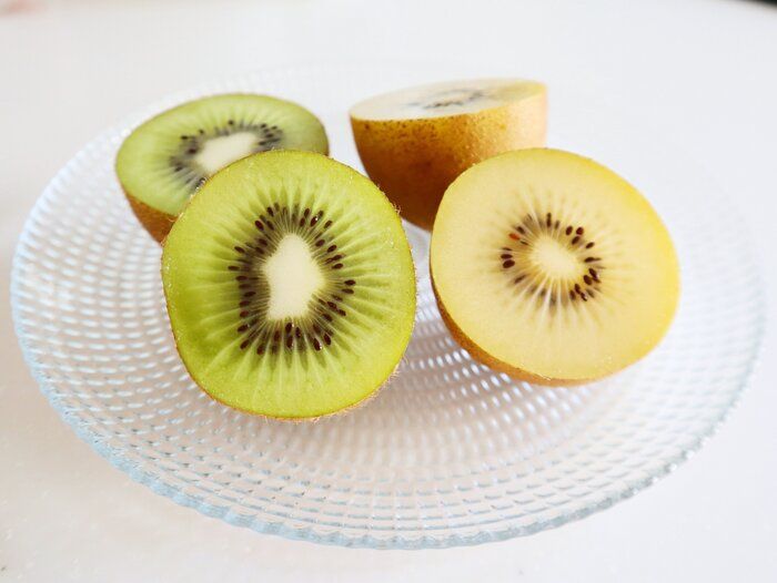 【色が違うと栄養価もちがう？】グリーンキウイとゴールドキウイ