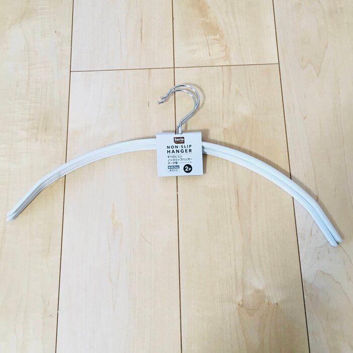 【セリアのハンガー知ってる？】驚きの1本55円！型崩れ防止に最適！