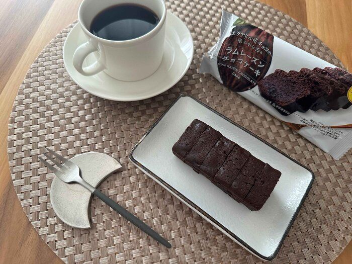 【ファミマ】1切れなんと44kcal…！しっとり濃厚「ラムレーズンチョコケーキ」