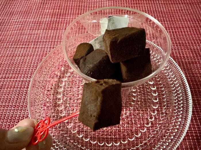 【セブン】ゴロゴロ入って324円…！リピート確定の「カカオ香るとろける生チョコ」