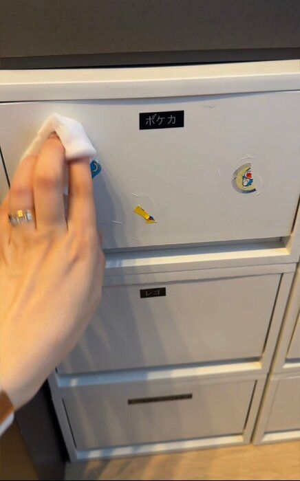 【ライフハック】超簡単！意外なモノでシールはがし方法とは！？