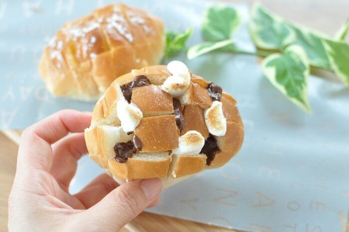 【ロールパンアレンジ】埋め込み式が可愛い！トロッとクリーミーなチョコマシュマロパン