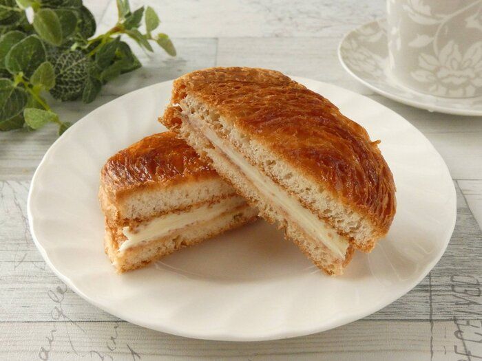 【ファミマ】サックサク食感に感動！満足感たっぷりの「キャラメリゼデニッシュのバニラクリームサンド」