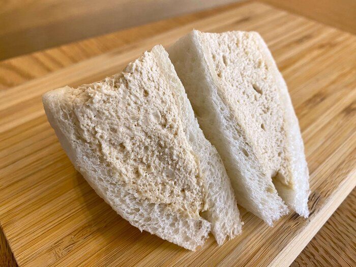 【セブン】はみだし注意！生クリーム好き歓喜・まるでコーヒー牛乳？！な　お味のホイップだけサンド