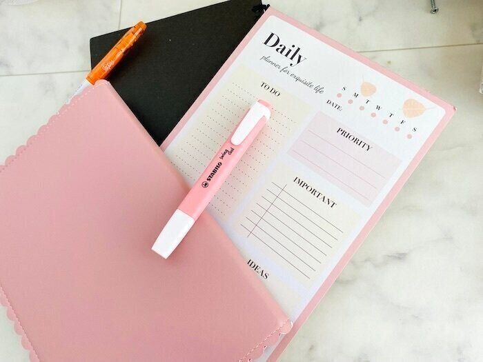 忙しい年末に備えて！一気に片づくリビングの時短収納テク