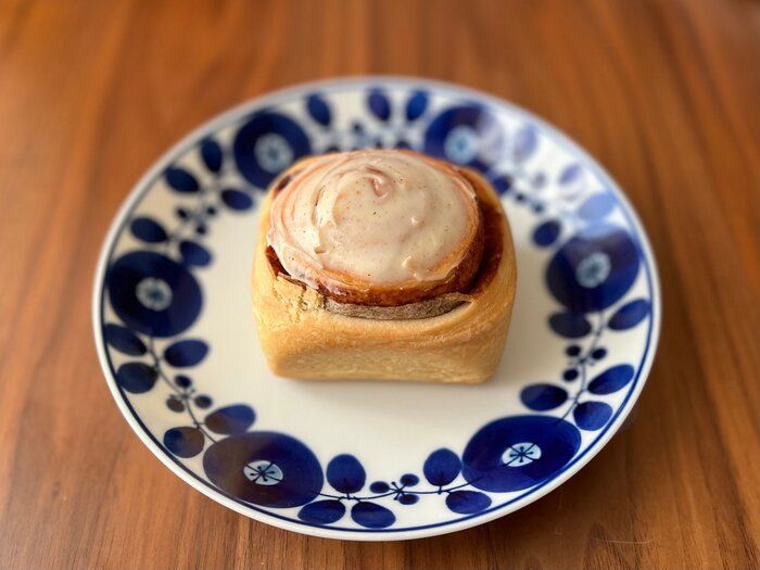 【カルディ】ホリデーシーズン限定！スパイス華やぐシナモンロール