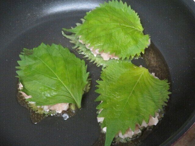 シャキシャキの食感がたまらない！レンコンは油調理でやみつきの味に