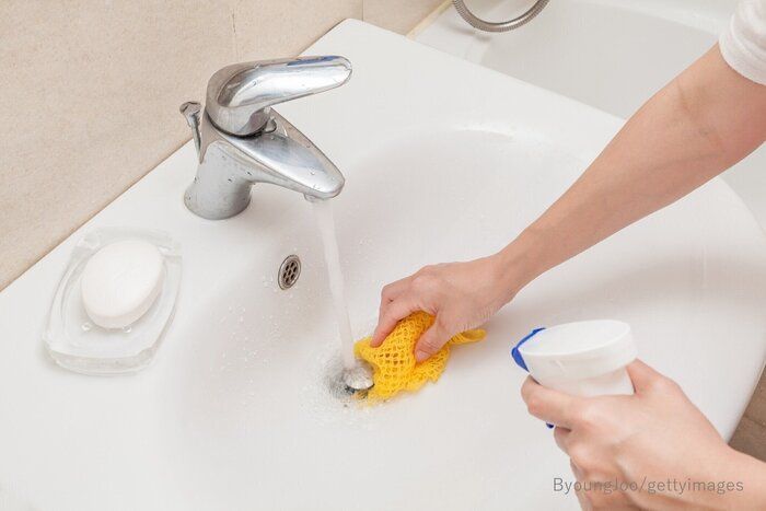 お風呂の排水溝掃除は、あの「キッチン用洗剤」でほったからし！超ラク掃除術