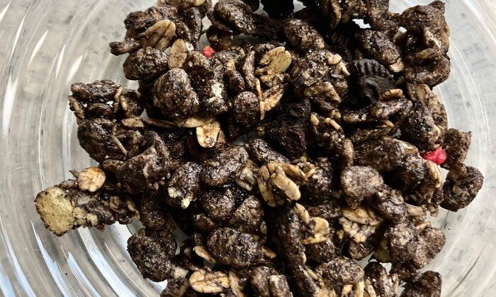 待望の再販！ブラックサンダーを朝から堪能できるコラボのグラノーラ！